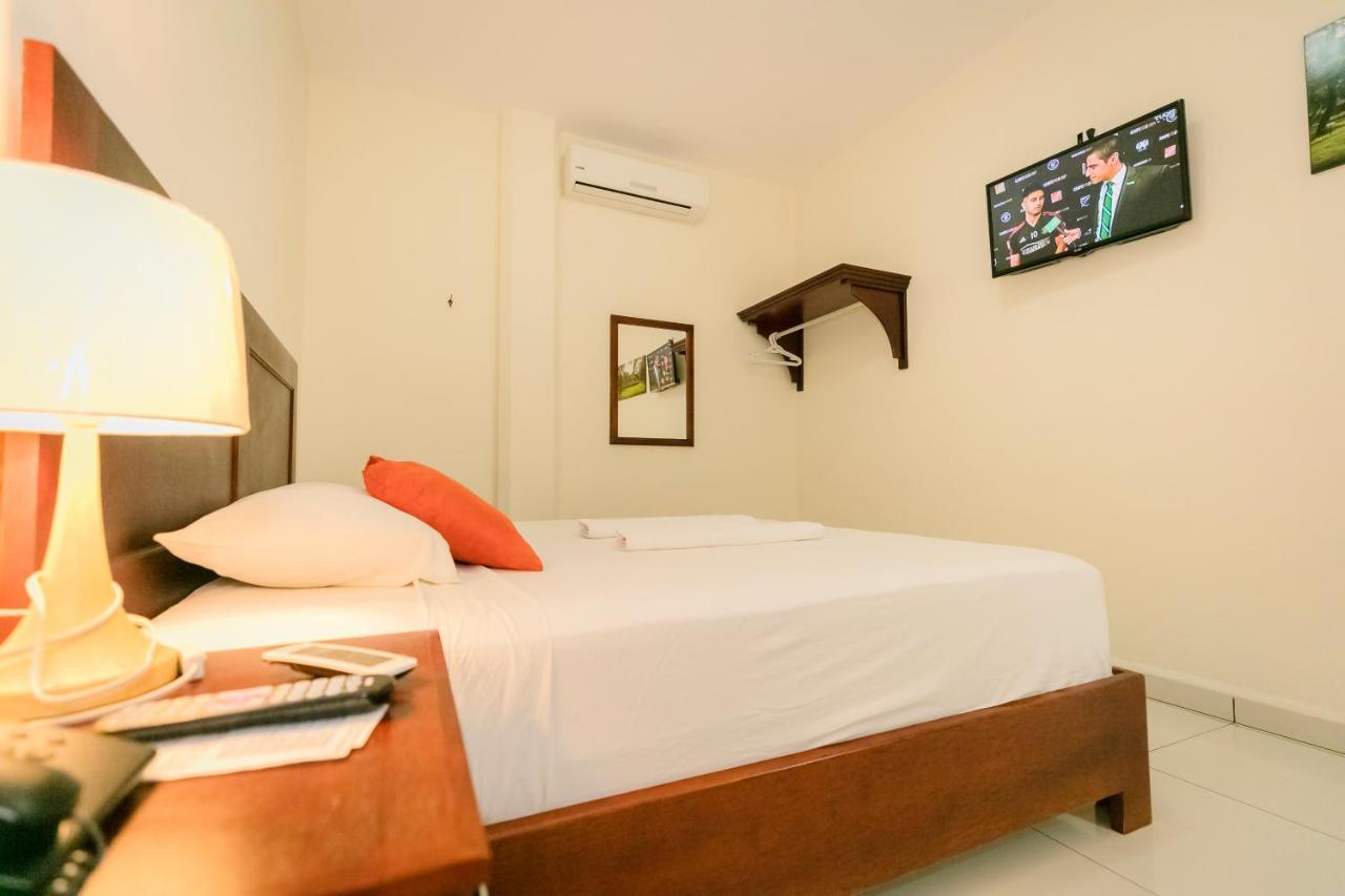 Hotel Mediterraneo Inn Santa Rosa de Lima Eksteriør bilde